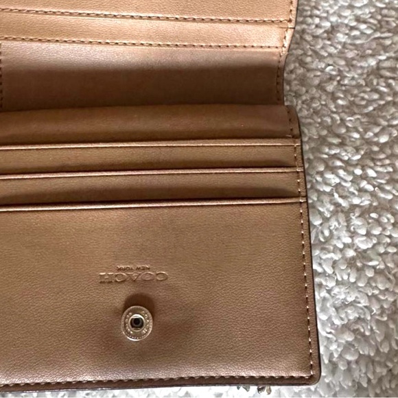 Coach Snap Wallet Leather White Gold MSRP $178 - Picture 5 of 5